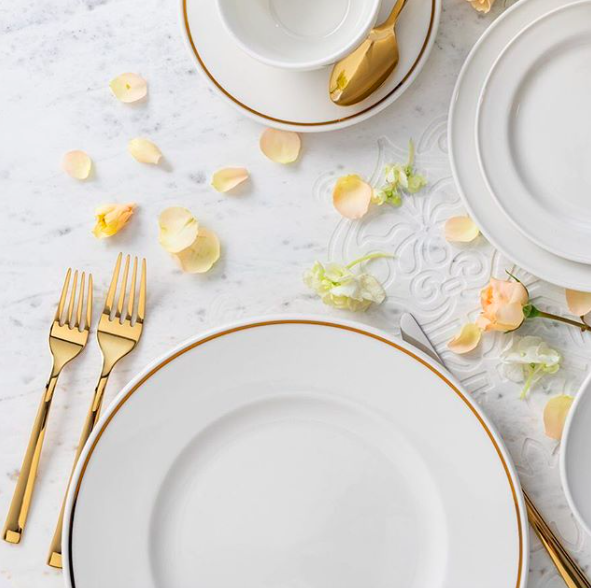 WalkingMatters's tweet photo. All that glitters IS gold! ✨ 
...And @HLC_Dinnerware's new Gala collection looks lovely in it. 😍
#TabletopMatters
#HomerLaughlin #MadeInTheUSA #MadeInAmerica #chef #cheflife #plating #theartofplating #restaurant #bistro #dinnerware #tabletop #diner #hotel #banquet #catering https://t.co/oF5VMS29ZP