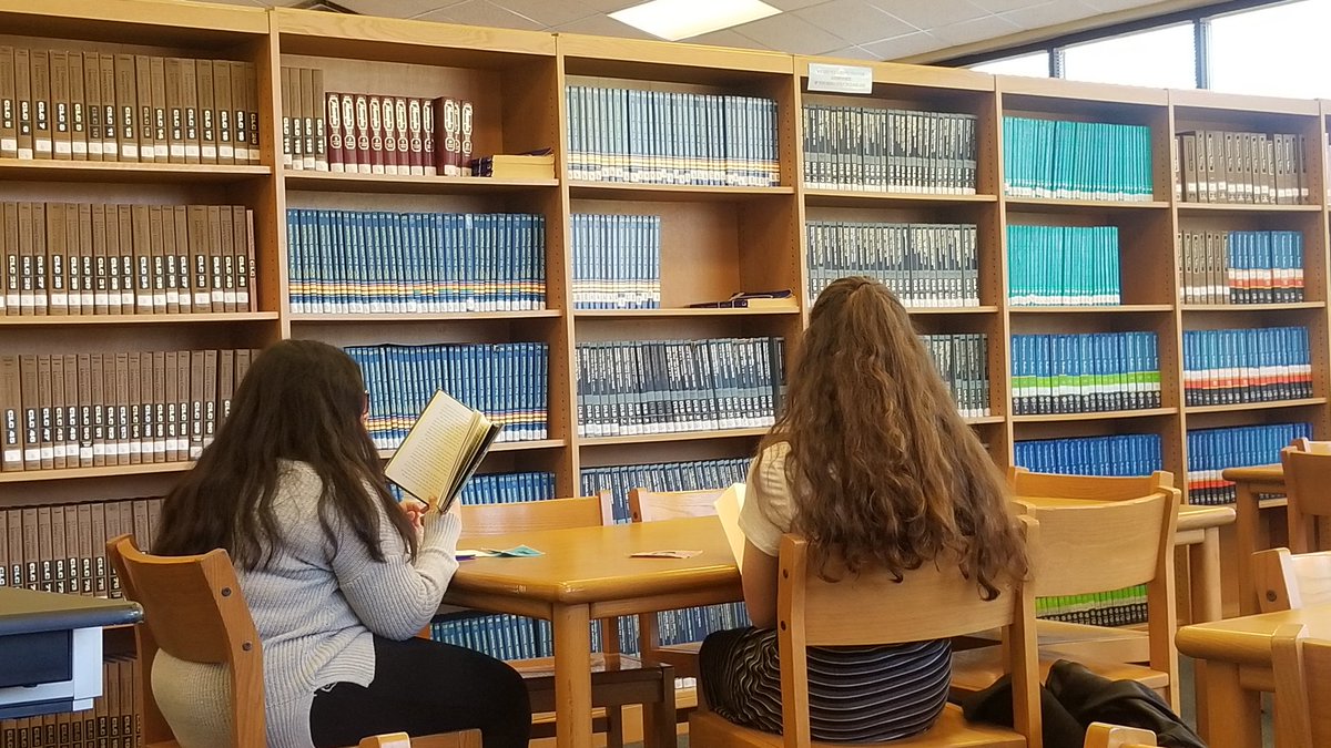 HafCorbin's tweet photo. Lots of readers at our third monthly Read-In! Thanks for joining us Mrs. Ayash! #freechoice #readingforpleasure @LHSEAGLESVA @EnglishDeptLHS https://t.co/vF8PT4ap03