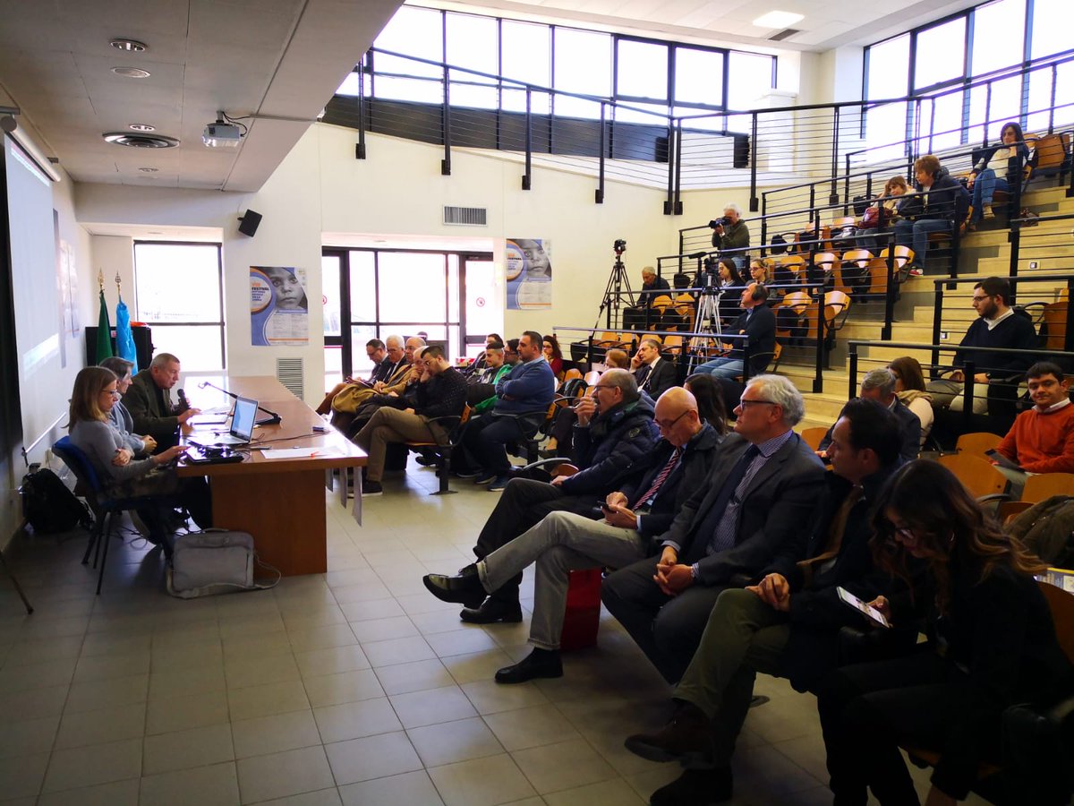 LazioSette's tweet photo. #live dall' @unicassino per l' VIII #festivaldottrinasociale, l'inizio dei lavori del pomeriggio con l'intervista di Giuseppe Sangiorgi a #donluigisturzo interpretato dall'attore #antoniolanni
_ l'approfondimento domenica su #lazioSette, in edicola con @Avvenire_Nei https://t.co/8Y32Bb8Jpe