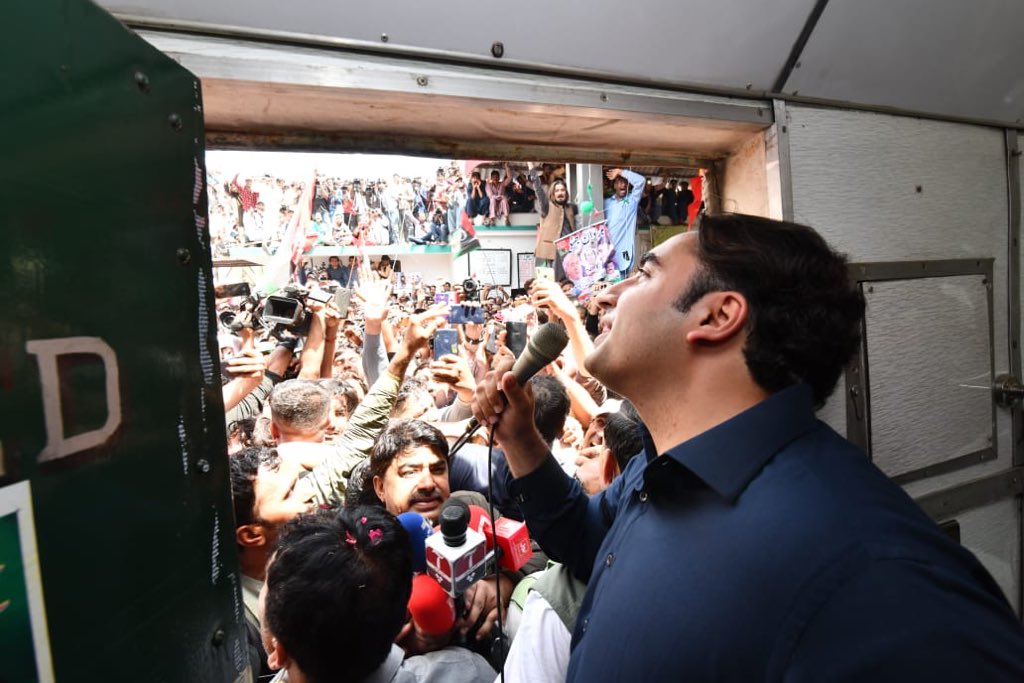 BBhuttoZardari's tweet photo. Addressed #KarawaneBhutto at Landhi Railway station #Karachi .We head to Larkano to mark the 40th youm e shahadat of Qaid e Awam Shaheed Zulfikar Ali Bhutto.#SalamBhutto https://t.co/1msvmgQ5Lk