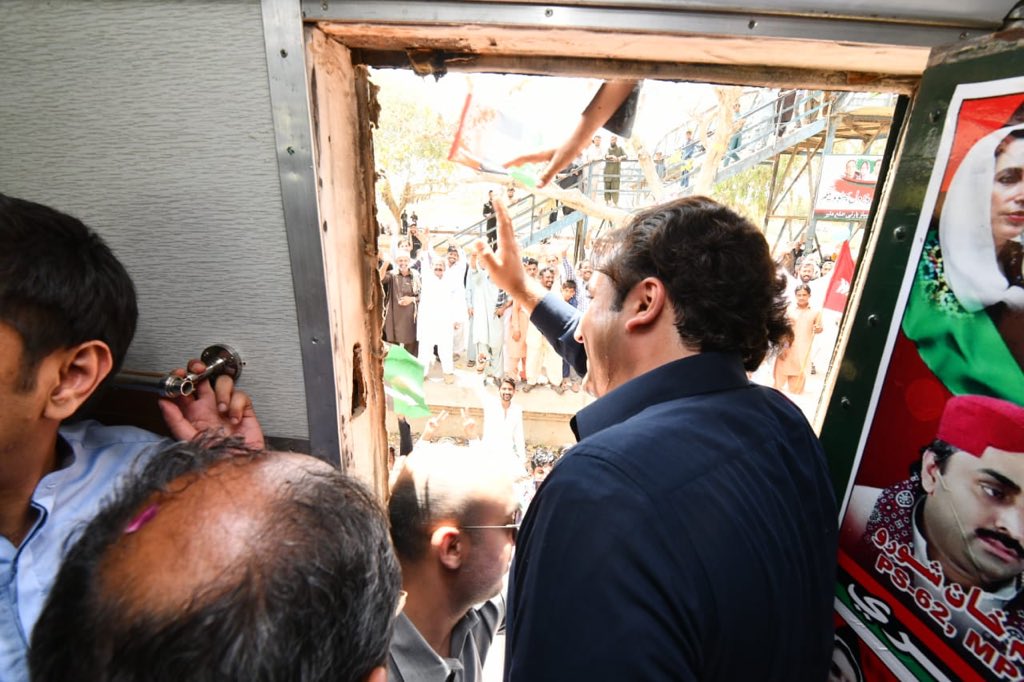 BBhuttoZardari's tweet photo. Addressed #KarawaneBhutto at Landhi Railway station #Karachi .We head to Larkano to mark the 40th youm e shahadat of Qaid e Awam Shaheed Zulfikar Ali Bhutto.#SalamBhutto https://t.co/1msvmgQ5Lk