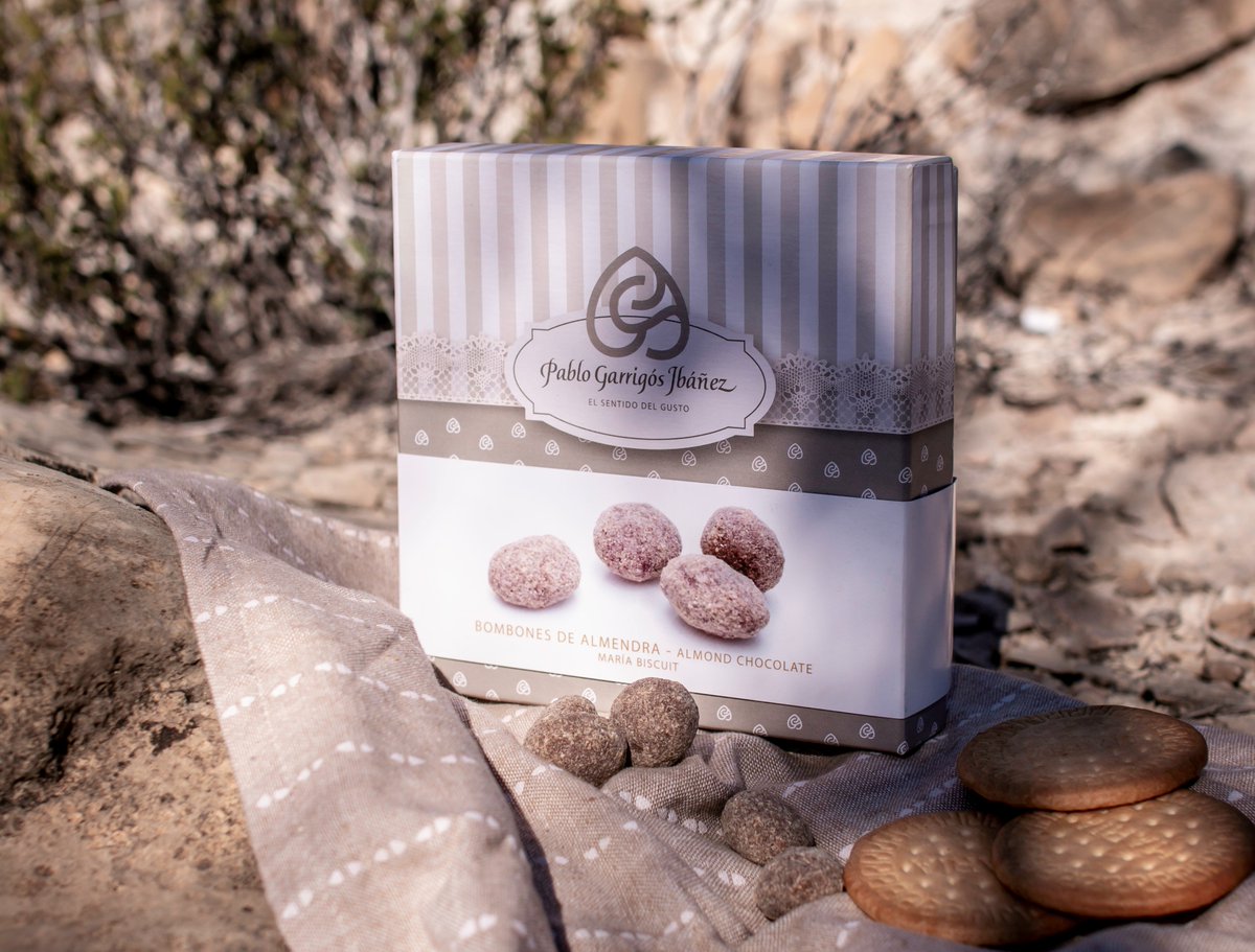 Después de unos días más fríos vuelven a subir las temperaturas, así que, salimos al jardín, tomamos un poquito el sol y cargamos las pilas con un buen café y unos #ChocolateVintage. ¿Te apuntas? #PabloGarrigósIbáñez #MaríaBiscuit #Chocolate #Bombones #CoffeeTime #Relax #Jijona