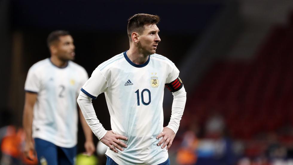 A pesar de no jugar ¿Messi se tendría que haber quedado con sus compañeros? Te leemos en el #MomentoRelax de #ArribaCórdoba