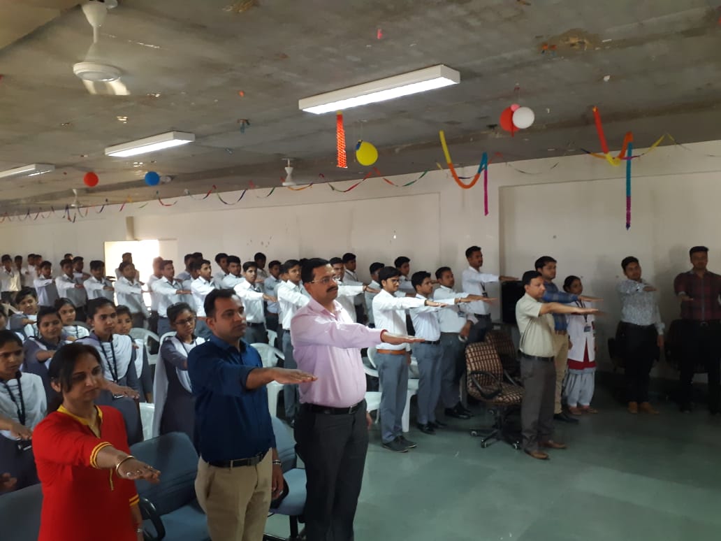 DEO_Ajmer's tweet photo. मित्तल नर्सिंग कॉलेज अजमेर में 150 प्रशिक्षणार्थियों को मतदाता जागरूकता फोरम तथा मतदाता शिक्षा कमेटी के बारे में जानकारी देते हुए ईवीएम मशीन प्रीपेड का प्रदर्शन करते हुए विद्यार्थियों को मतदान के लिए जागरूक किया गया इस अवसर पर छात्राओं ने रंगोली बनाकर मतदान के लिए प्रेरित किया https://t.co/T1hU0AjrTx