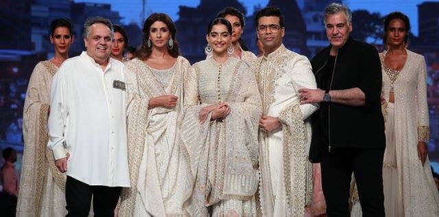 bluefishevents's tweet photo. Fevicol "Caring with Style" in aid of CPAA
#ShowCalling &amp; #BackstageManagement by @bluefishevents_ 
Fashion Designer Abu Jani - Sandeep Khosla &amp; Shaina NC presented collection.
Sonam K. Ahuja, Shweta Bachhan Nanda, Karan Johar, Farhan Akhtar, Preity Zinta were star showstoppers! https://t.co/2CjxbxBArY