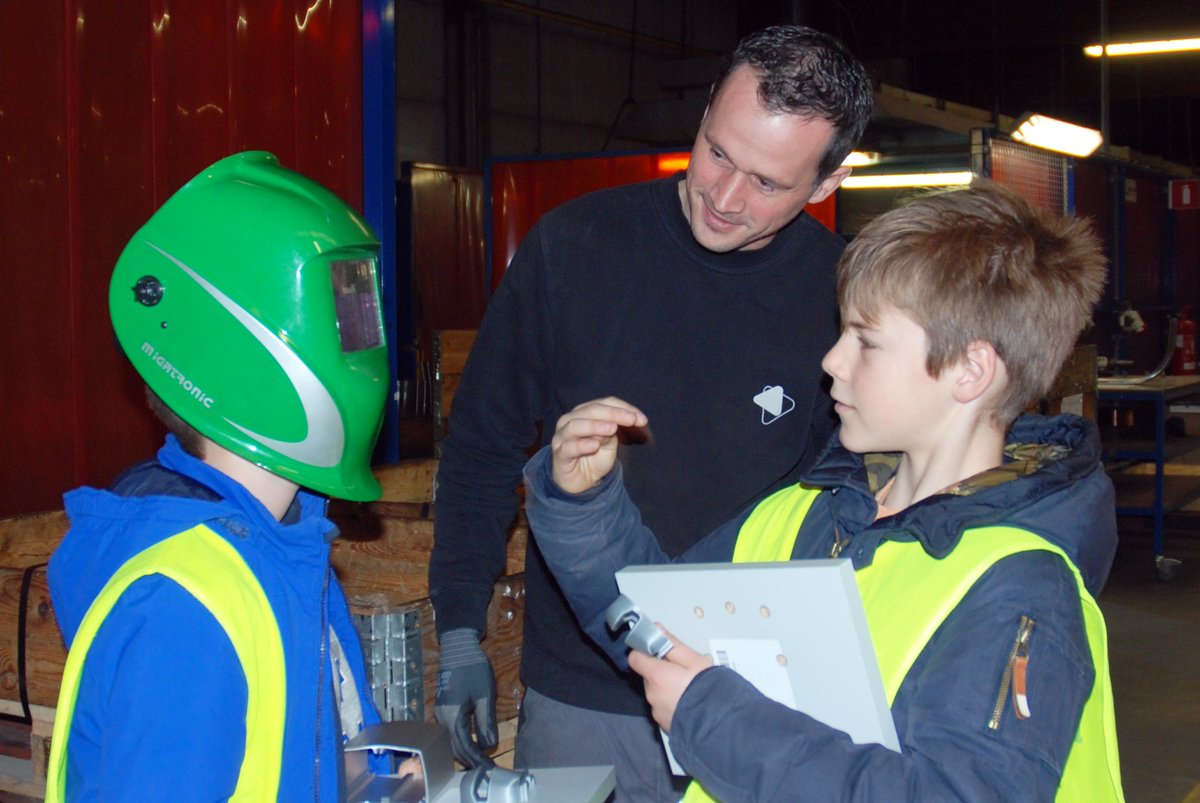 Haelvoet's tweet photo. Proud of this new generation! 👍 The interest in science and technology has already been fueled by these technicians of tomorrow. Thank you for visiting us 5th grade of the OLV school Ingelmunster! #newgeneration #carefurniture #manufacturing #haelvoet https://t.co/S9KlU5D2Bi