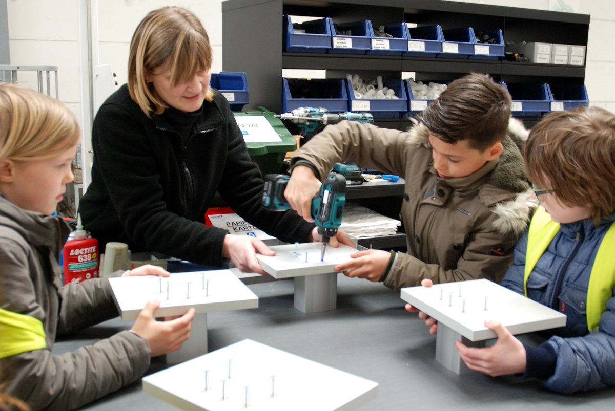 Haelvoet's tweet photo. Proud of this new generation! 👍 The interest in science and technology has already been fueled by these technicians of tomorrow. Thank you for visiting us 5th grade of the OLV school Ingelmunster! #newgeneration #carefurniture #manufacturing #haelvoet https://t.co/S9KlU5D2Bi