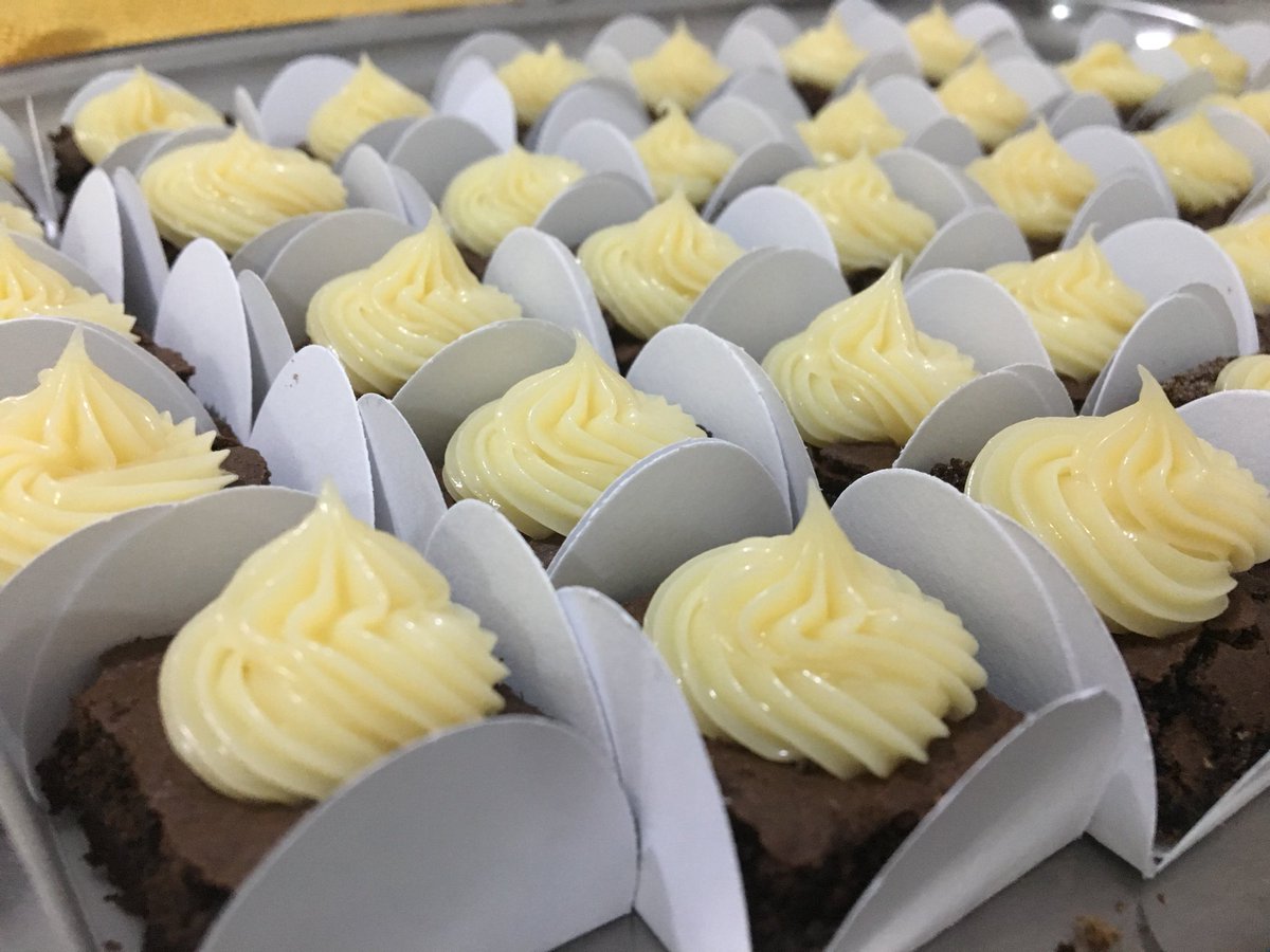 naliresss's tweet photo. oi gente hoje de tarde vou tá vendendo uns docinhos bem baratinhos na @ComboExperience vai ter cookie, brownie, torta de limão VAMO NÉ? https://t.co/z6942Z9xcz