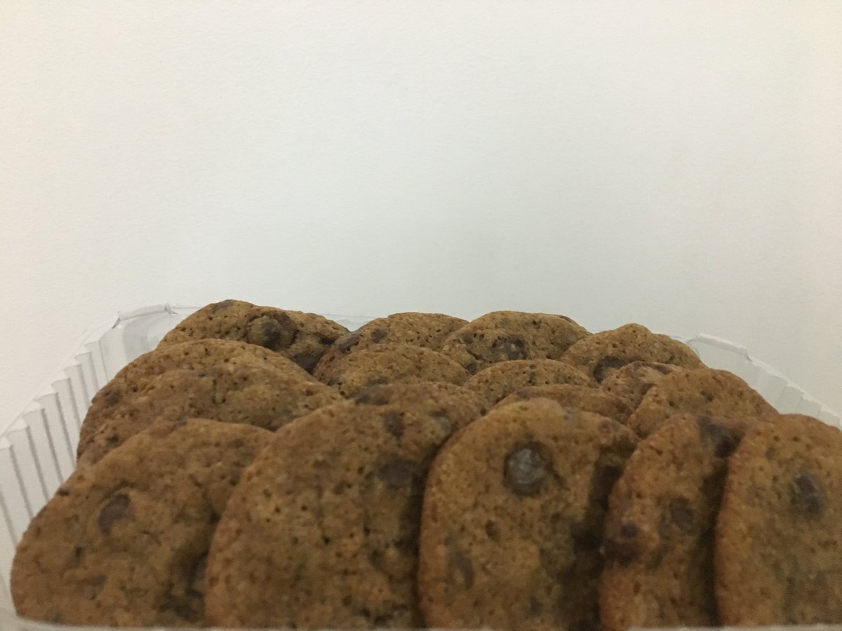 naliresss's tweet photo. oi gente hoje de tarde vou tá vendendo uns docinhos bem baratinhos na @ComboExperience vai ter cookie, brownie, torta de limão VAMO NÉ? https://t.co/z6942Z9xcz