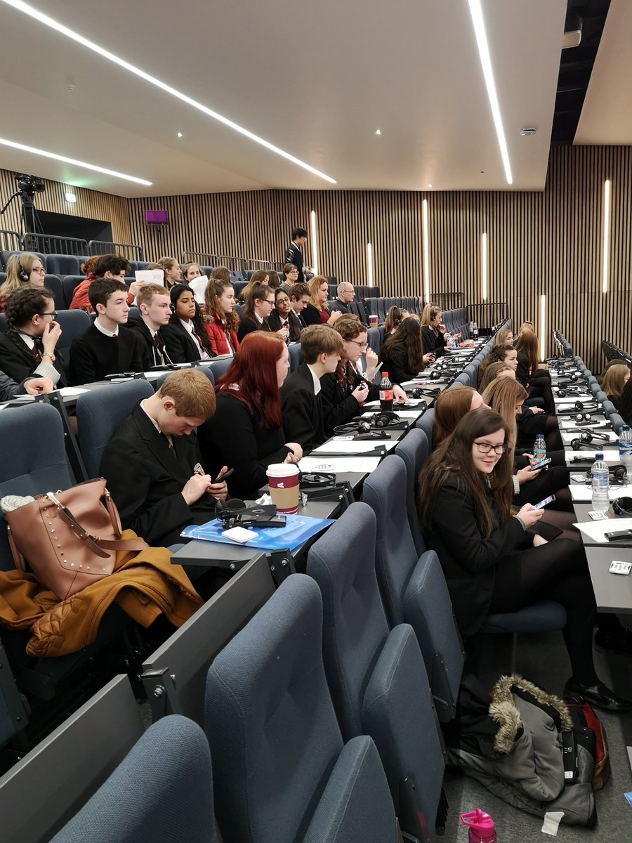 bearsdenmfl's tweet image. Great turnout at the Multilingual debate. The vote was &quot;this house believes that sports should be a compulsory part of the curriculum in order to support their pysical and mental well-being&quot; #HWUMLD