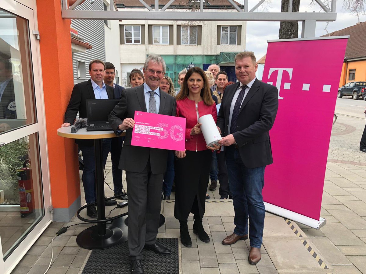 Hohenau an der March: Wir sind im Echtbetrieb live mit der ersten #5G_Gemeinde. Vor Ort: Maria Zesch, CCO B2B von T-Mobile, und Wolfgang Gaida, Bürgermeister von Hohenau an der March #digitaleZukunftÖsterreichs <a href="/mzesch01/">Maria Zesch</a>