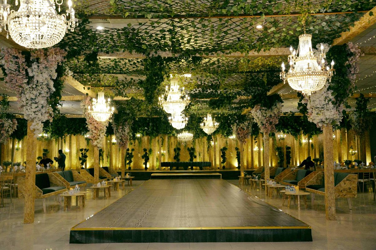 ayoonaljazeera's tweet photo. Your limitation—it’s only your imagination.

@aaljazeera 
#AyoonAljazeeraEvents #Wedding #Kosha #BrideKosha #OSB #Tropical #Forest #Garden #Green #leaves #Chandeliers #Lighting #Lights #Unique 😍👩‍❤️‍👨🏵️🌴🌳💚💚💚💚 https://t.co/kPhCUkQY0L
