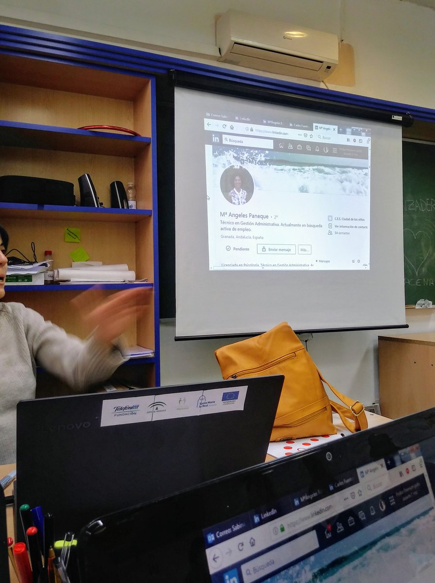 Maracena2018's tweet photo. @MariangelesRoGo nos está ayudando ahora mismo a mejorar, uno a uno, nuestros perfiles profesionales en la recta final de las @Lanzaderas_EES 👋PLAS! 👋PLAS! 👋PLAS! https://t.co/fRSkToKZHt
