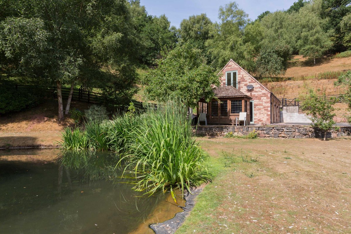 TheLittleDomain's tweet image. Rakesdale Loft ❤️
bit.ly/2W7ftzN

Enjoy a rural romantic retreat in this stylish converted loft, situated in the extensive owners grounds with superb walks direct from your door ⬇️