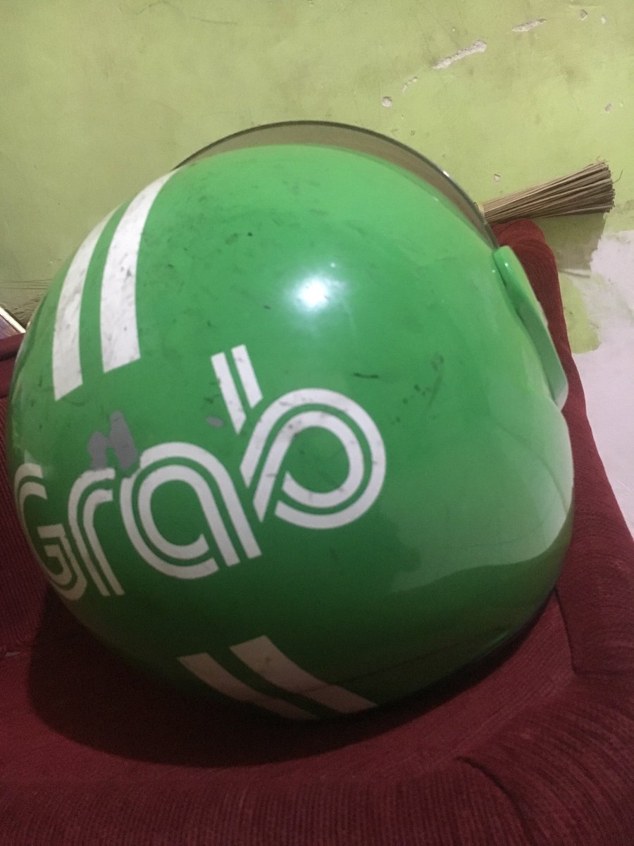 Stnwrh's tweet photo. Min tolong min, saya lupa pisan ini abis naek grab helmnya masih dipake sampe kerumah, yaAllah min karunya si abangnya nanti ga ada helm lagi min:( Kira2 gimana ngembaliinnya ya min? Saya bingung😭😭 maafin kehilafan sayaa😭😭 @GrabID https://t.co/o5zZbhWa3I