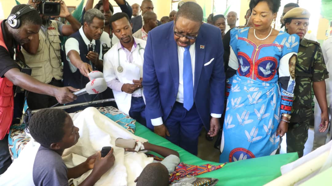 SongoloWills's tweet photo. #Malawian President @APMutharika and his wife #Getrude visited and cheered the Ntcheu accident victims still admitted at Ntcheu District Hospital. @Mizere @Lynddonn https://t.co/D813P2fZkk