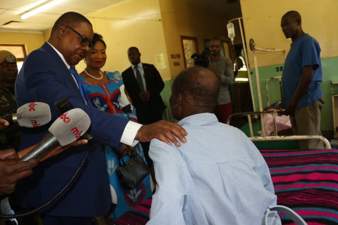 SongoloWills's tweet photo. #Malawian President @APMutharika and his wife #Getrude visited and cheered the Ntcheu accident victims still admitted at Ntcheu District Hospital. @Mizere @Lynddonn https://t.co/D813P2fZkk