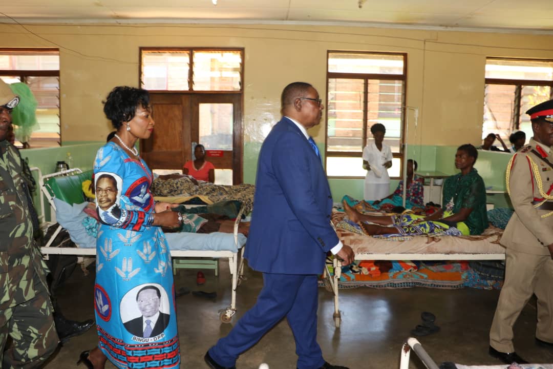 SongoloWills's tweet photo. #Malawian President @APMutharika and his wife #Getrude visited and cheered the Ntcheu accident victims still admitted at Ntcheu District Hospital. @Mizere @Lynddonn https://t.co/D813P2fZkk