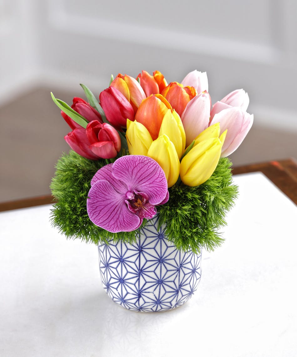 CarithersFlwrs's tweet photo. Deliver a surprise of farm-fresh Dutch tulips in vibrant spring colors, presented in a keepsake decor container they will enjoy for years to come. #springtulips #springflowers #carithersflowers #bestatlantaflorist https://t.co/4I6tsSbypF https://t.co/0sZCalitRb