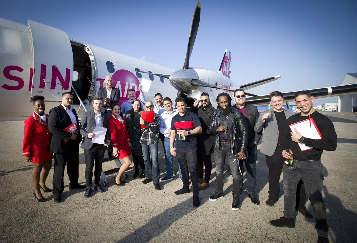 De vliegende start van @PEAKIT_NL was in één woord: WAUW! De nieuwe IT'ers tekenden hun contract op grote hoogte in het vliegtuig. Lees snel de interview met <a href="/DagbladMetro/">Dagblad Metro</a> bit.ly/2YlAlVP