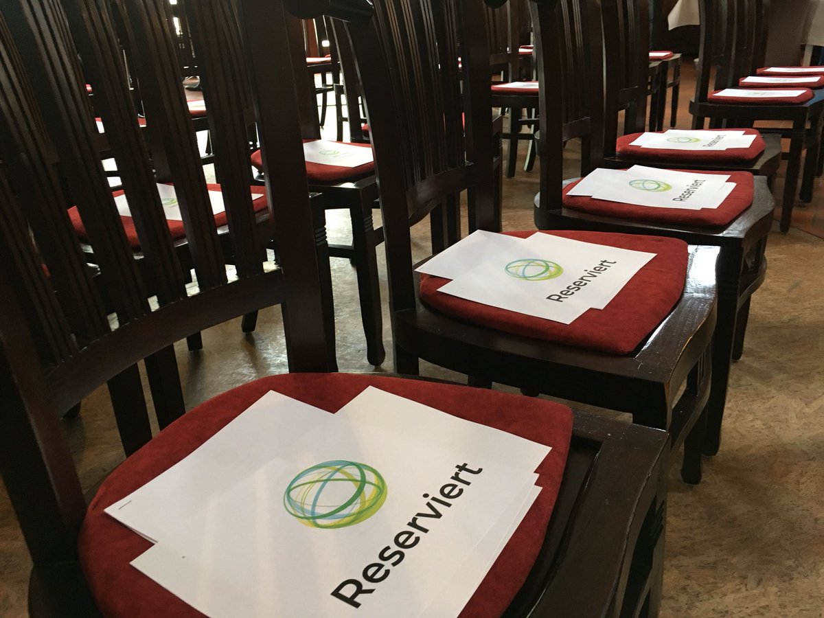 HHLAB_de's tweet photo. Die ersten Gäste sind da! Aber noch liegen Namensschilder bei unserem freundlichen Kollegen am Empfang. Gleich startet die nächste Ausgabe der #NETZfeld. Heute sind wir auf dem Golchener Hof. Und natürlich gehts wieder um die Zukunft der ländlichen Räume. #beyondglasfaser https://t.co/atVdjDpb6B