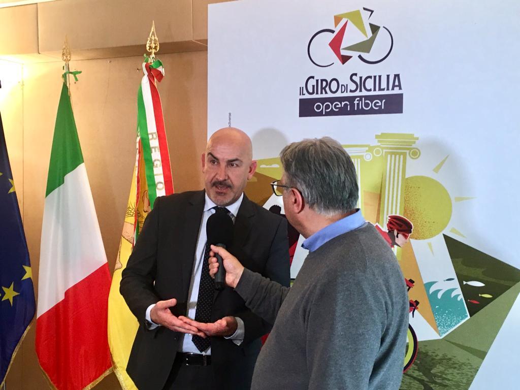 OpenFiberIT's tweet photo. Open Fiber sostiene #GirodiSicilia: "siamo felici di sostenere una  manifestazione così importante per la #Sicilia. Palermo e Catania sono  tra le prime città in cui abbiamo completato il nostro progetto",  Alessandro Zerboni, Responsabile Relazioni con i Media &amp;  Comunicazione. https://t.co/zBZHowUhX9