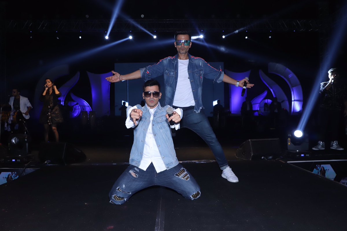 #ThrowbackTuesday Ghaziabad you were AWESOME. #Repost @meetbros The light shone upon us and we knew what we had to do #PowerPose 👊🏼 • • 📸 @Mann_meetbros & @MeetBrosHarmeet • • #Ghaziabad #CollegeEvent #ThrowbackTuesday #WeekendScene #ShowBiz #GigLife #Bollywood #Celebrity