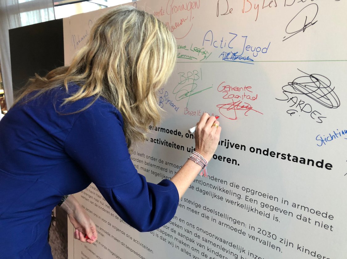 Vanmorgen was de lancering van de landelijke Alliantie Kinderarmoede. Meer dan 100 publieke &amp; private partijen tekenden voor het samen aanpakken van de #kinderarmoede. Ook onze bestuurder <a href="/AJ_Kaptein/">Annemarie Kaptein</a> ondertekende de pledge. @_bazalt <a href="/HCOactiviteiten/">HCOactiviteiten</a> @RPCZeeland #bazaltgroep