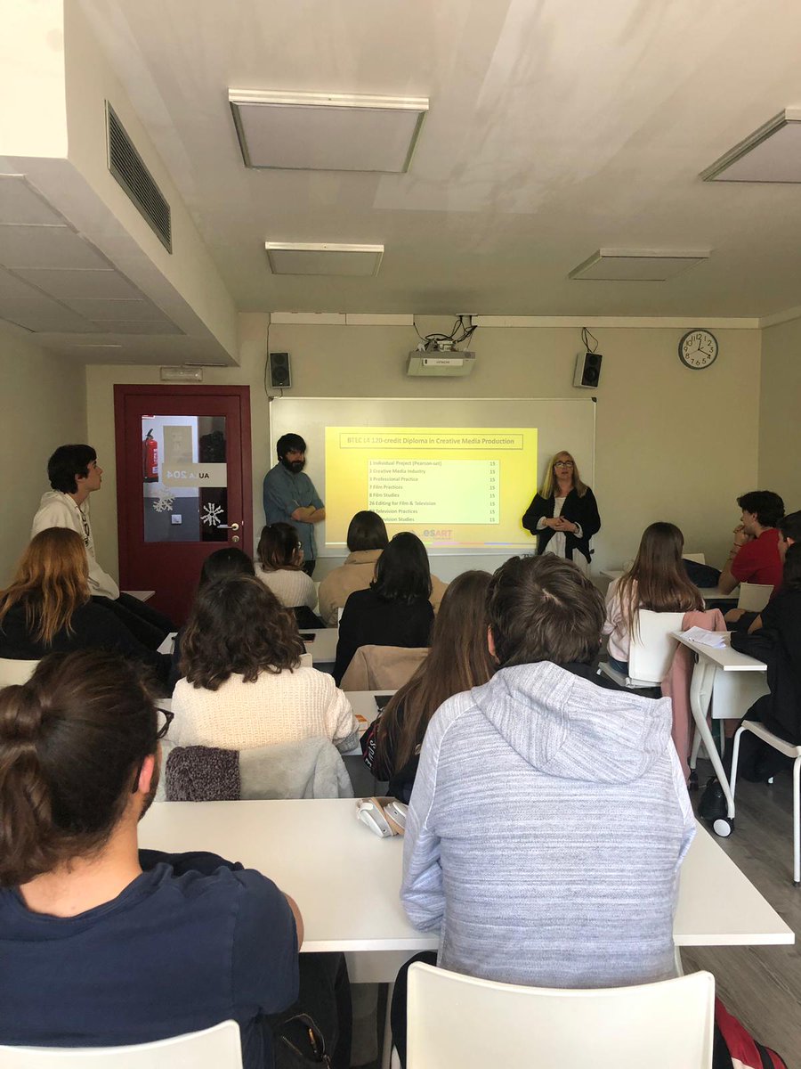 esartbtx's tweet photo. Ahir vam començar la setmana de l'orientació, per conèixer i explicar les sortides posteriors a les quals poden accedir els nostres alumnes! Ahir vam presentar el nou grau de CMP d'@esartbcn! I avui és el torn de Music! #creativemediaproduction #Audiovisual #Music #música https://t.co/X05MN3icQy