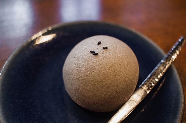 Weather_Fairy's tweet photo. - Japan Flashback Week -
Mir fehlen diese kleinen Süßigkeiten und der Matcha danach, die wir jeden Tag in Japan hatten. Dieses hier gab es im Ippodo in Kyoto - einen der bekanntesten Teeläden in Japan. 
#teaceremony #essenohneende #greentea #matcha #sweetsbeforetea #japanese… https://t.co/4cnph2RqGJ