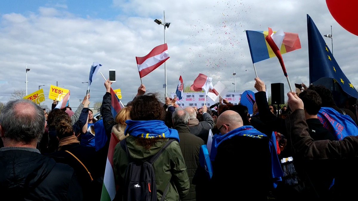 EUForCreators's tweet image. THE VOTE PASSED!!! Celebrations abound as @Europarl_EN vote to adopt the #CopyrightDirective in a huge step forward for European creators!!🎉🎊🎈