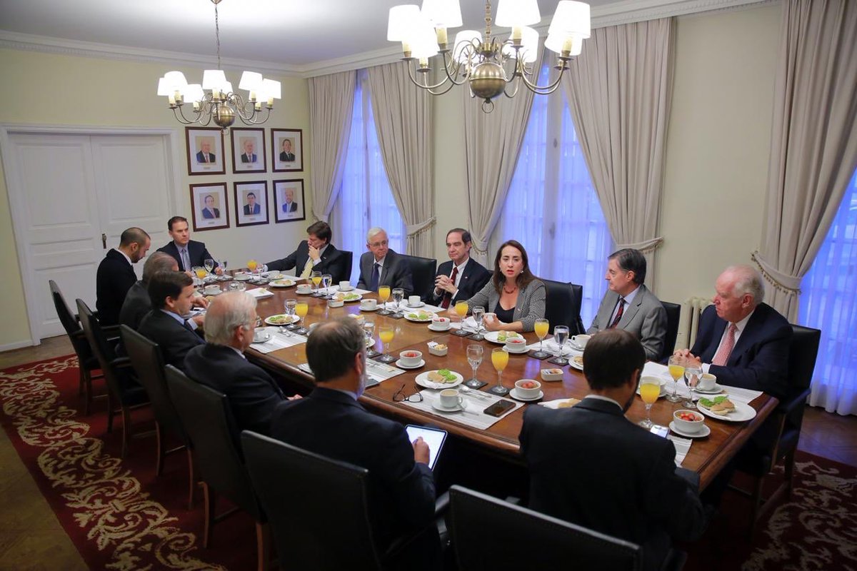 SubseDDHH's tweet photo. 🔊#EnPautaMinjuDDHH
Ministro @hernanlarrainf junto con Subsecretaria @LoreRecabarrenS se reúnen con @alfonso_swett, Presidente de la @CPCchile y su directorio, previo firma de convenio de colaboración entre ambas instituciones.
#DDHHAntesQueTodo https://t.co/PFpgVo0DjY
