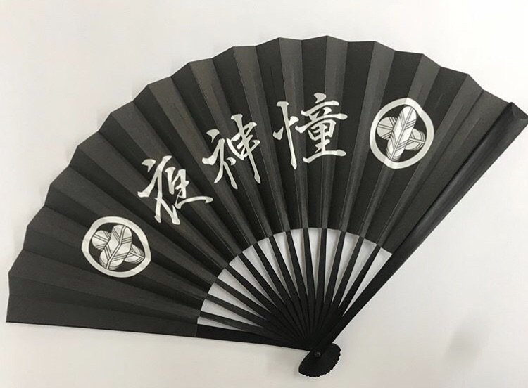 E_ANDesign_info's tweet photo. やっと、ちょっとずつやけど、暖かくなってきましたね！E-AN Designでは扇子も作成可能です♪そして毎年大好評、うちわ制作の時期もやってきます！
お祭りの時期、暑い気温の中、受け取ってもらえる確率がグンと高いうちわ！ぜひ今のうちにご検討下さい( ^ω^ )
.
#大阪 #大阪ミナミ #design #デザイン https://t.co/aYBhmTCeyU