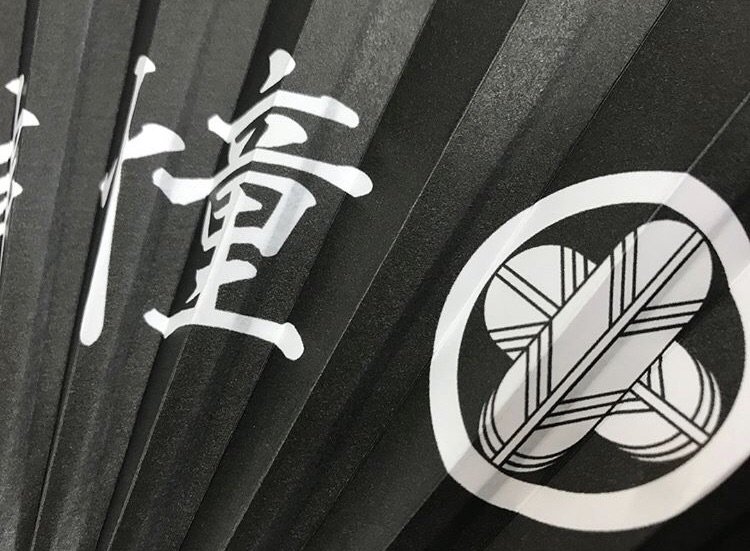 E_ANDesign_info's tweet photo. やっと、ちょっとずつやけど、暖かくなってきましたね！E-AN Designでは扇子も作成可能です♪そして毎年大好評、うちわ制作の時期もやってきます！
お祭りの時期、暑い気温の中、受け取ってもらえる確率がグンと高いうちわ！ぜひ今のうちにご検討下さい( ^ω^ )
.
#大阪 #大阪ミナミ #design #デザイン https://t.co/aYBhmTCeyU