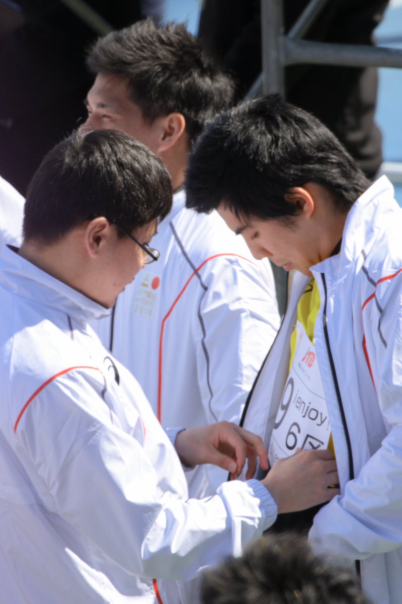 S A Twitter 19 03 24 パラ駅伝 Fischers フィッシャーズ モトキ くん ダーマ さん ゼッケンの件ですが 連写してました 素敵なワンシーンです ᯅ