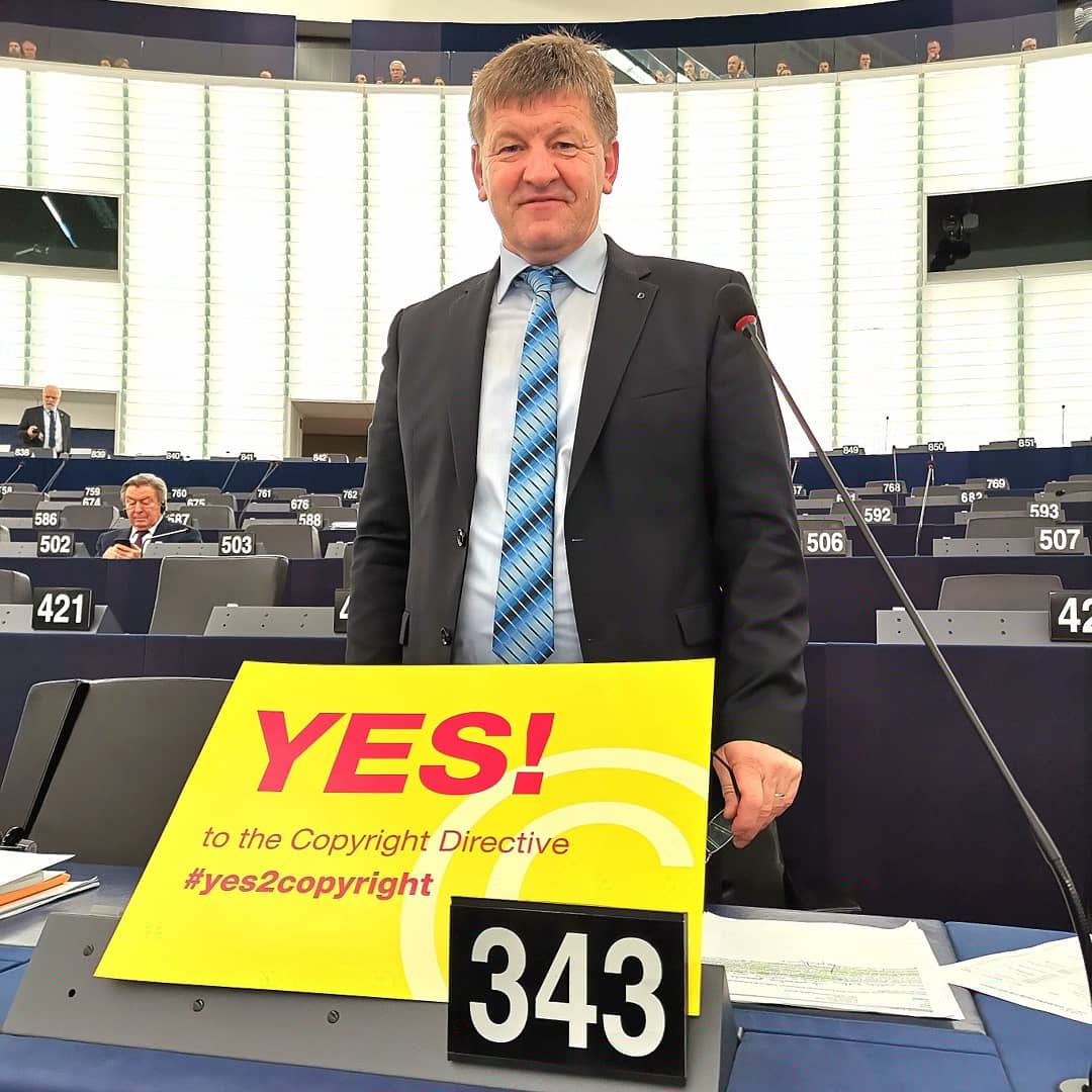 Franc_Bogovic's tweet photo. Prvi korak za pravičnejšo obravnavo avtorjev na spletu je narejen. 👍👍👍 #Yes2Copyright #CopyrightDirective @EUForCreators @NovakLuka @stibernik @aipa_k @EPPGroup @AxelVossMdEP @strankaSLS https://t.co/2UetlSAroR
