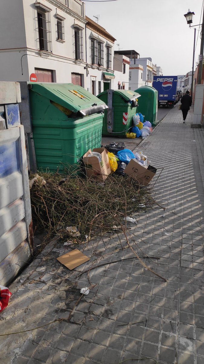 lunespu's tweet photo. Sigue igual con la basura por el suelo esto es diario https://t.co/1Mt7boDgb2