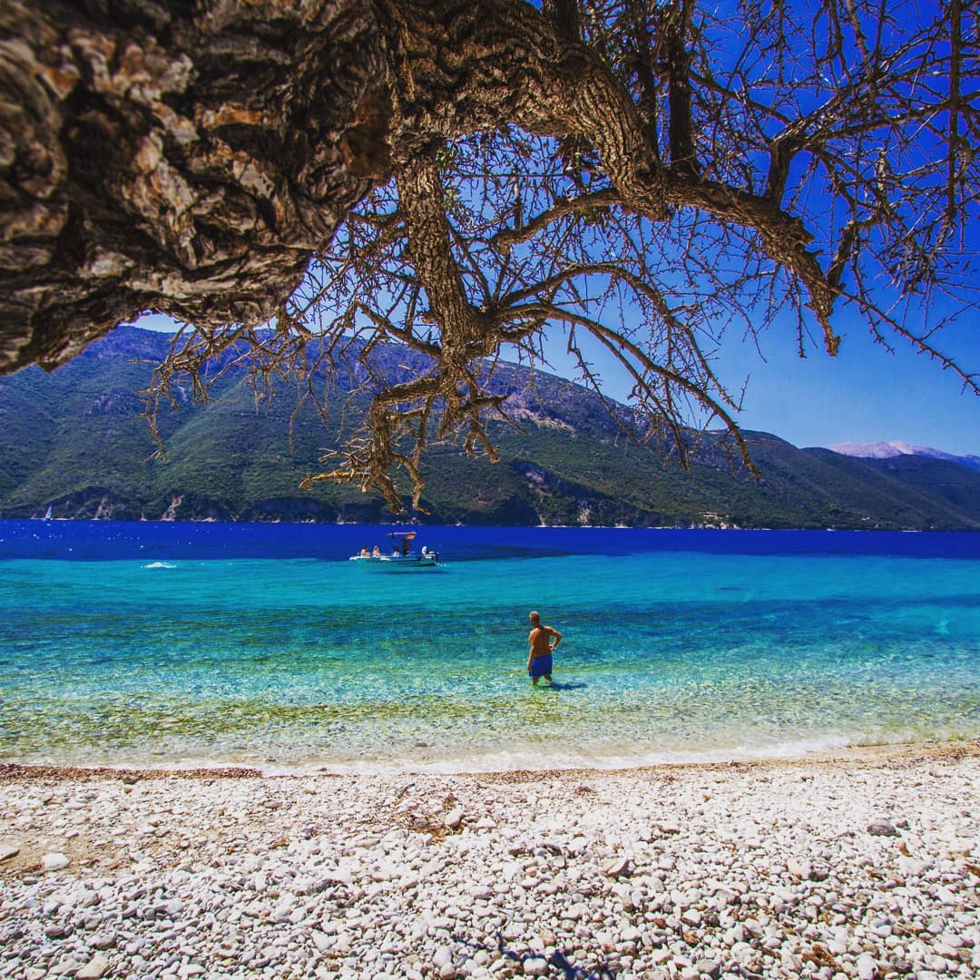 DiscoverGRcom's tweet photo. The ☀️ been out all week here in #Greece and we’ve got that strong feeling to head to the sea. So one shot of gorgeous #Meganisi island just wouldn’t be enough... Anyone got bitten by the travel bug? 💙
📷 soldatos_george (IG)
#DiscoverGreece #IonianIslands #TTOT #TravelMore https://t.co/OH0le87W52