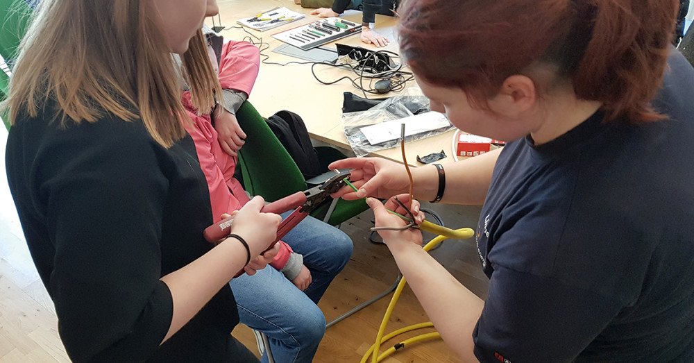 Teknikbussen på plats hos Övik Energi mynewsdesk.com/se/oevik-energ…