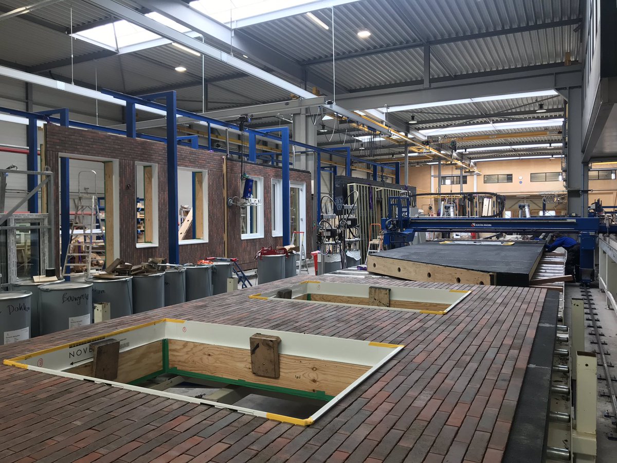 BienseDijkstra's tweet photo. Weer 46 circulaire isolatiegevels gereed voor “just in time” plaatsing op de montagelocatie. Daar worden onze droogstapelwoningen in 33 hijsbewegingen binnen één dag gebruiksgereed samengesteld. Bouwen is dan een logistiek proces; monteren en stekkeren dankzij industrialisatie https://t.co/95LUYP9lOD
