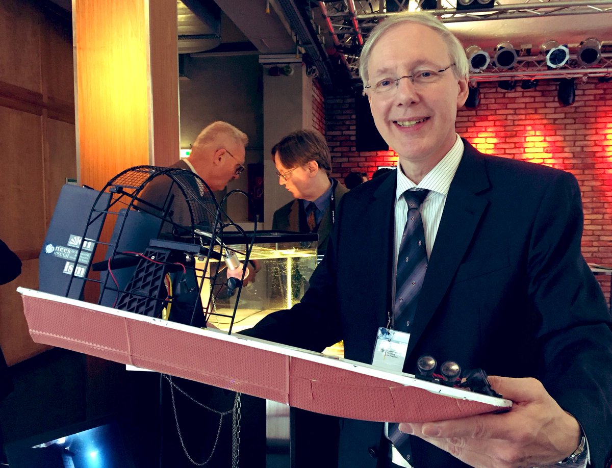 Mit der einer Pflanze nachempfundenen Beschichtung für Schiffskörper hat das Projekt ARES den 1. Platz beim Validierungspreis 2019 des @BMBF_Bund belegt. Schiffe fahren deutlich treibstoffsparsamer und brauchen keine giftige Lackierung mehr. #VIP+ #Validierungspreis #Moderation