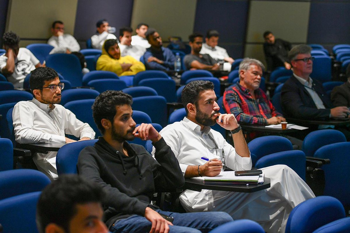 pmuofficial's tweet photo. لقطات مصورة من ورشة العمل التي نظمها نادي الموارد البشرية الطلابي بالجامعة حول طريقة كتابة السيرة الذاتية بصورة احترافية #PMUer https://t.co/zMeJFoiHNx