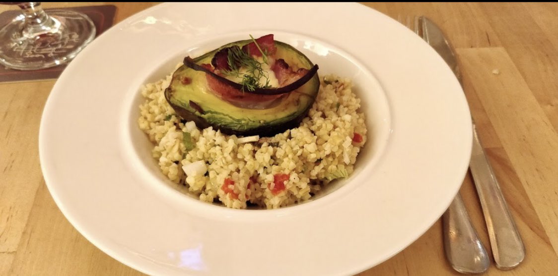 L’Atenium, 80 rue Montesquieu, 69007. C’est un restaurant très particulier, puisqu’il fait aussi bar à Bières et à jeux de sociétés. Desserts et plats sont fait maison.Allez-y avec vos potes. 10/15 euros.