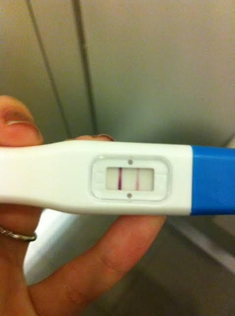 Тест на беременность в туалете. Тест на беременность. Pregnancy Test. Тест на беременность две полоски. Тест на беременность med response.