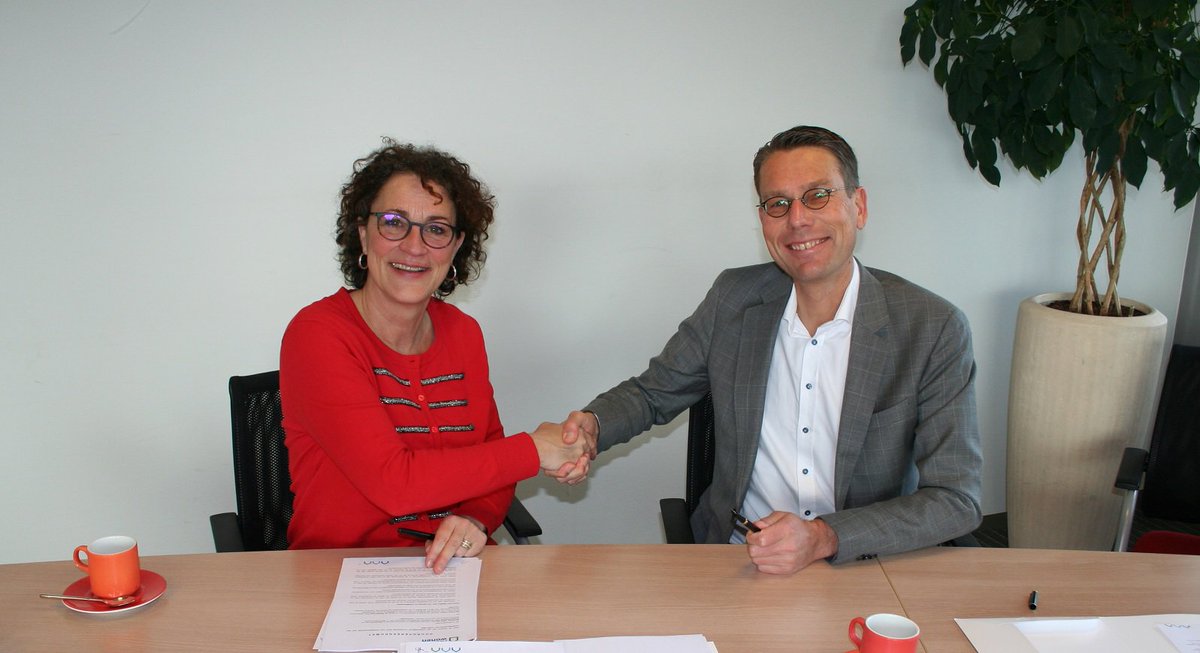 TablisWonen's tweet photo. Voor Tablis Wonen is het belangrijk dat iedereen prettig kan wonen. Daarom ondertekenden Liesbeth Marchesini (directeur-bestuurder Tablis Wonen) en Marco de Bruin (directeur-bestuurder Yulius) de huurovereenkomst voor 13 zorgappartementen voor beschermd begeleid wonen. https://t.co/TiGEtxavRO