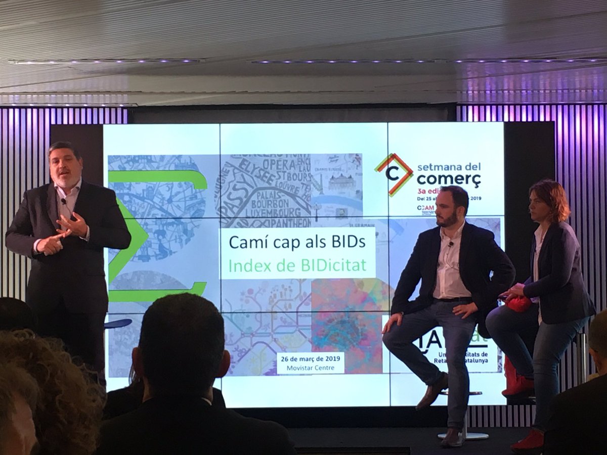 viccomerc's tweet photo. La @msendrae de la @ccam presenta dades agrupades sobre el teixit associatiu a Catalunya i @RETAILcatalunya i @Eixoscat expliquen quins requisits ha de tenir una zona per ser un APEU/BID #SetmanadelComerc https://t.co/PO1iJpnYKJ