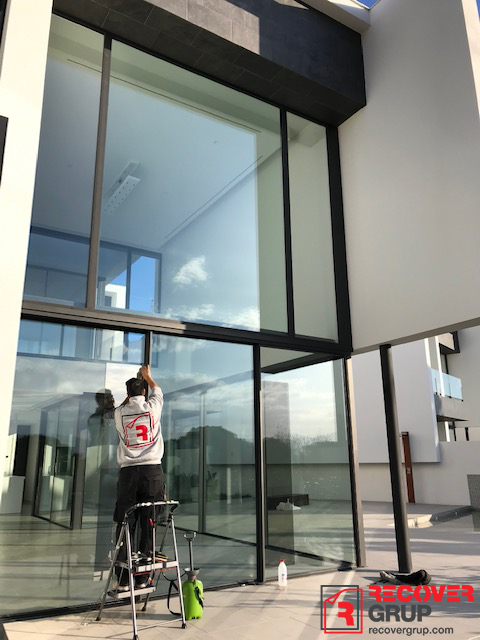 recovergrup's tweet photo. 🌞Con la llegada del sol y el calor muchos deciden en hacer la instalación de las láminas de control solar #3M
En esta ocasión en las casas de alto standing en PGA Golf en Girona ya se han decidido hacia la practicidad y profesionalidad.
¡Ya no sufrirán por el sol ni el calor! https://t.co/s4s6S9xdBp
