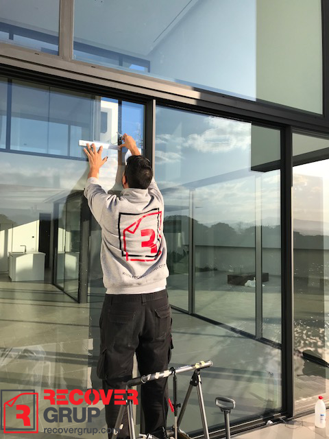 recovergrup's tweet photo. 🌞Con la llegada del sol y el calor muchos deciden en hacer la instalación de las láminas de control solar #3M
En esta ocasión en las casas de alto standing en PGA Golf en Girona ya se han decidido hacia la practicidad y profesionalidad.
¡Ya no sufrirán por el sol ni el calor! https://t.co/s4s6S9xdBp