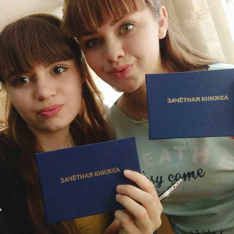 Дали посмотреть наши зачётные книжки..я забыла в ней расписаться😃