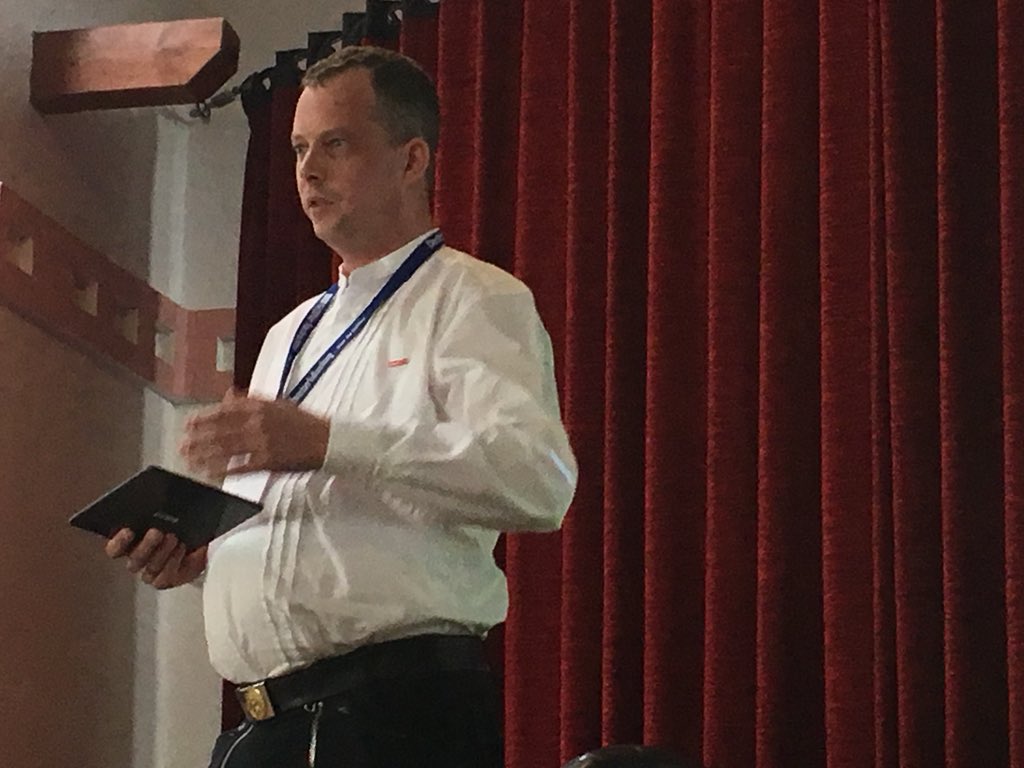 HHLAB_de's tweet photo. Der Gewinner des Innovationspreis 2018 im Bereich „angewandte Digitalisierung“ ist Steffen Huber mit seiner Dachdeckerei. Warum? Das erzählt er heute auf der #NETZfeld. (sos) #beyondglasfaser https://t.co/JpkfsIW4WQ